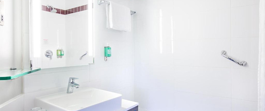 Leonardo  Hotel Belfast Bathroom